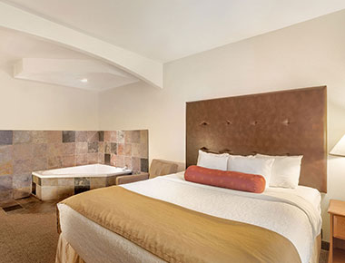 KING-BED-JACUZZI-SUITE Best Western Plus Ellensburg Hotel King Bed Jacuzzi Suite